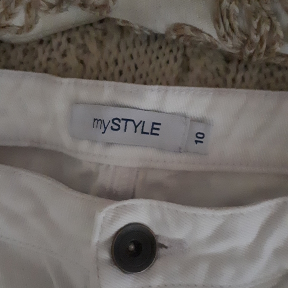 Womans white shorts - Picture 2 of 3